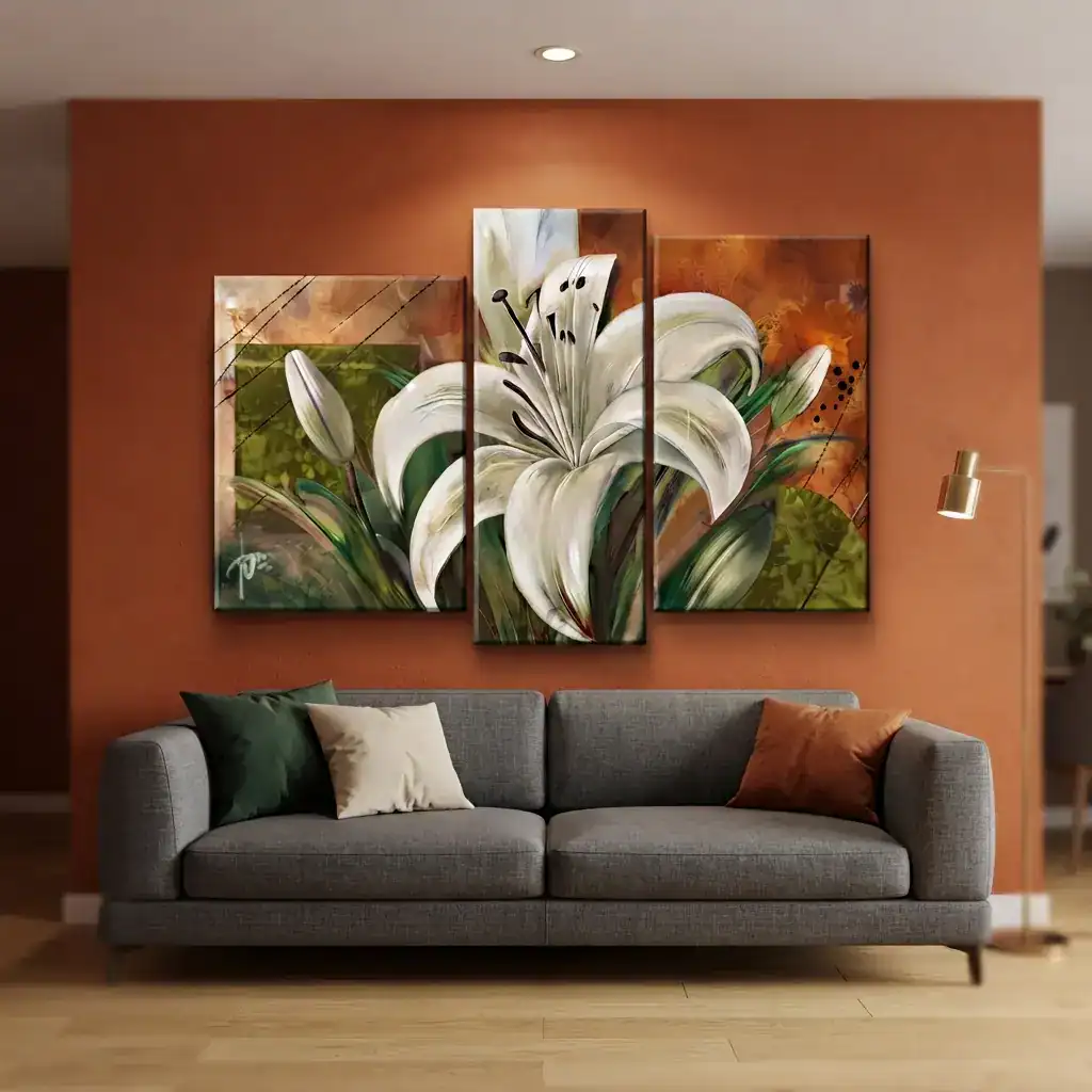 salotto mdoerno con divano grigio e parete arancione ruggine e quadro dipinto a mano giglio e geometrie