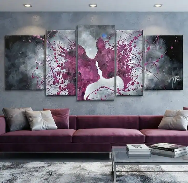 salotto moderno con quadro dipinto a mano grigio e porpora e divano color prugna porpora quadro primo bacio primo bacio