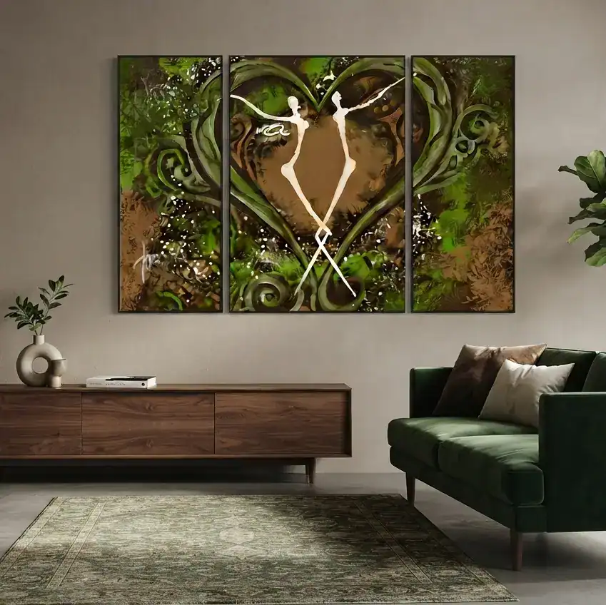 salotto verde e marrone con quadro dipinto a mano tribal cuore