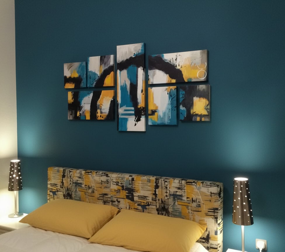quadro astratto appeso giallo blu
