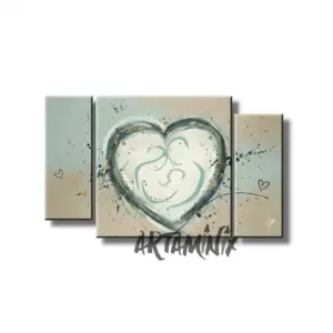 Un trittico moderno intitolato "Dolcezza Familiare" che raffigura un cuore stilizzato con figure umane intrecciate al centro. I colori sono beige, verde menta e verde ottanio con schizzi di colore dinamici.