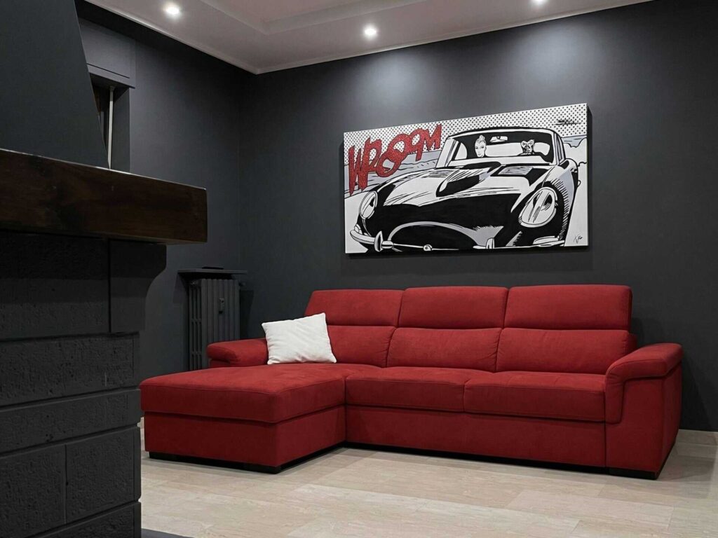 quadro appeso su divano bordeaux diabolik wroom