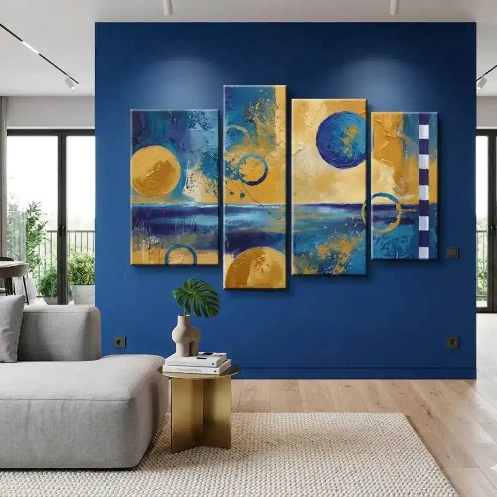 salotto moderno con parete blu cobalto con astratto dipinto a mano blu e giallo orizzonti di luce
