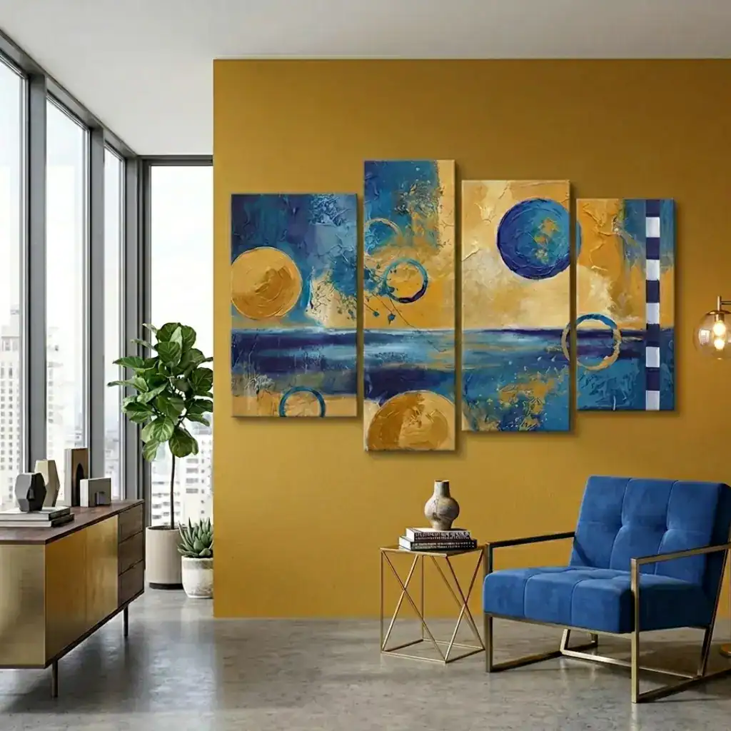 salotto moderno con parete giallo ocra con quadro astratto moderno blu e giallo
